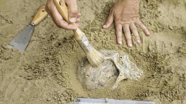 Descoperire uluitoare la Londra: Un schelet încălțat cu cizme de piele intacte, vechi de 500 de ani