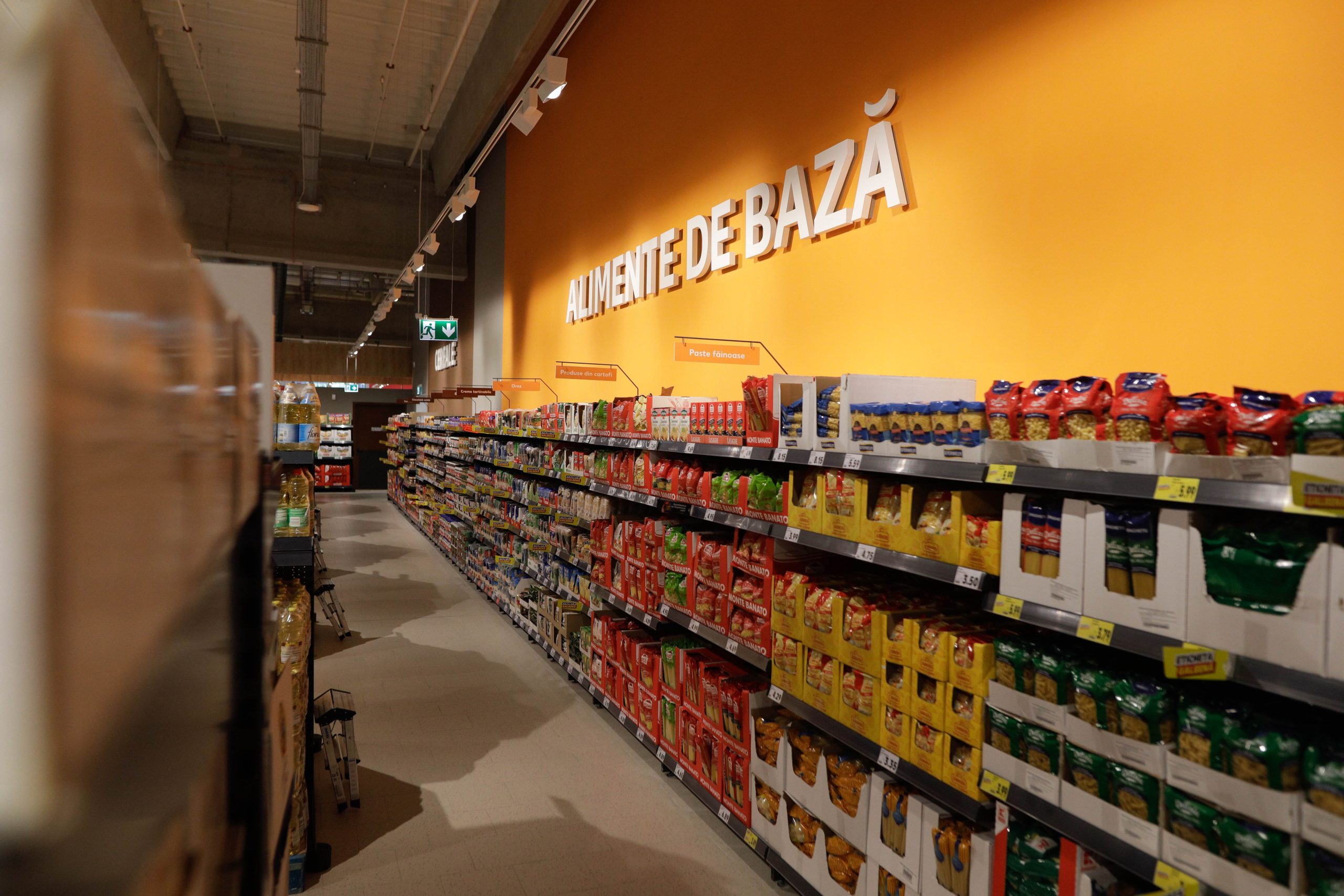 Un nou scandal în coaliție: Expiră plafonarea la alimentele de bază. Ce decizie a anunțat Guvernul