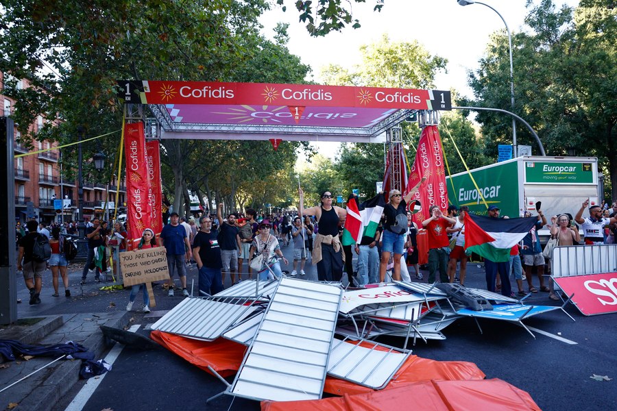 Incidente la Madrid: Confruntările de stradă, dintre poliție și protestatarii pro-Palestina, au anulat ultima etapă a Turului Spaniei