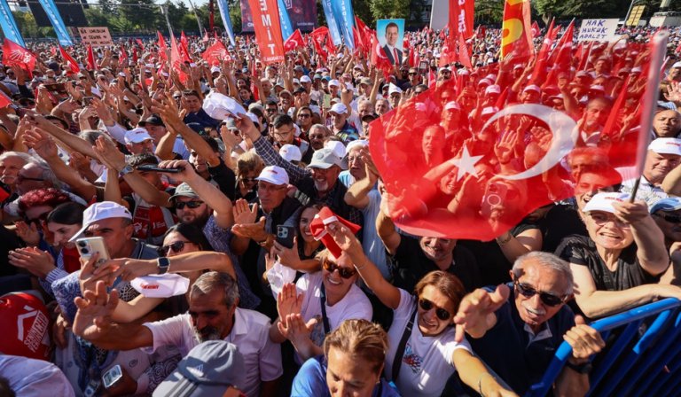 Imagine despre zeci persoane manifestaţie - Top10stiri.ro