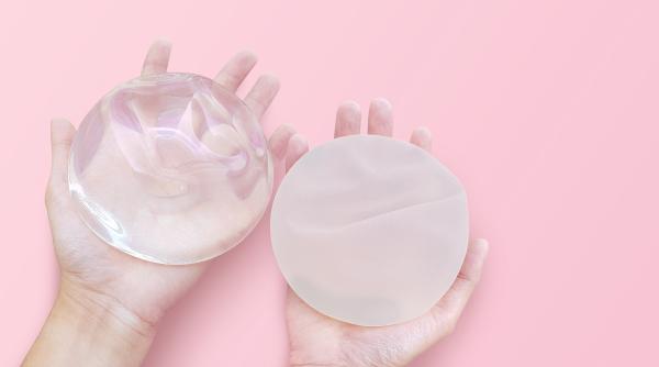 Tot mai multe femei renunță la silicoane. De ce numărul operațiilor de îndepărtare a implanturilor mamare a explodat în ultimii ani