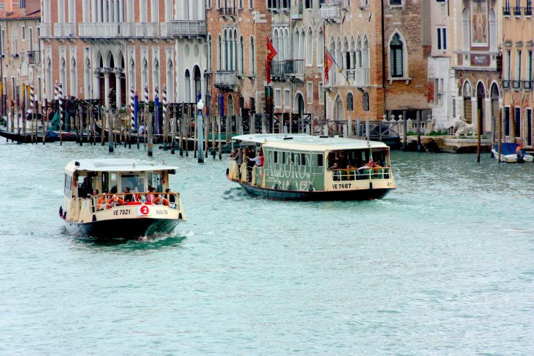 Imagine despre înotați canalele noastre - Top10stiri.ro