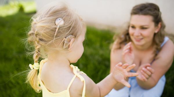 O fetiță a primit șansa la o viață normală după o operație în premieră în România: implant cu sistem cohlear inteligent