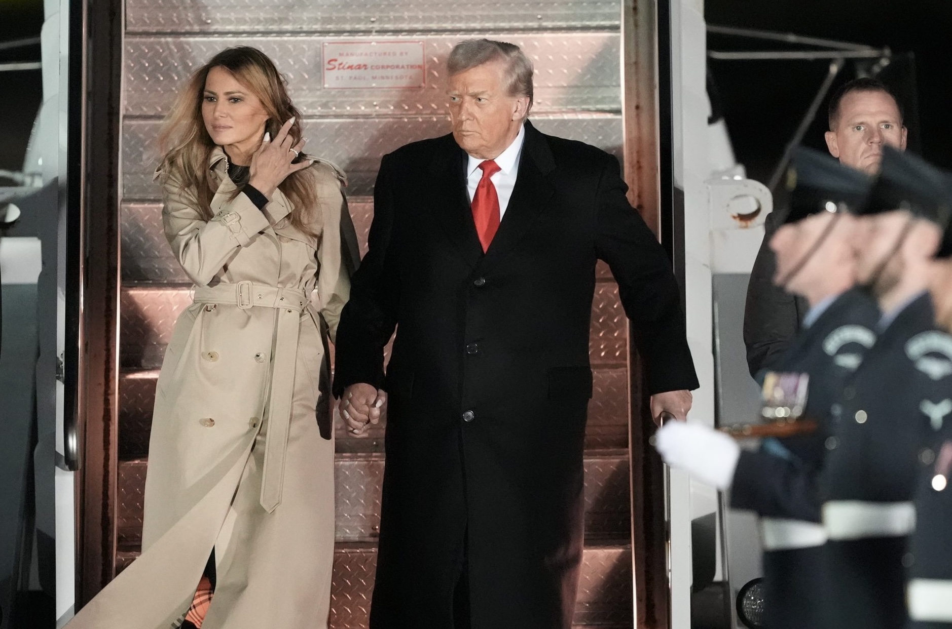 Donald Trump a ajuns în Marea Britanie, într-o vizită de stat atent coregrafiată: „Îl flatezi, îl îmbunezi, îl distragi”