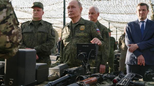 Foto reprezentând putin uniformă camuflaj - Știri România