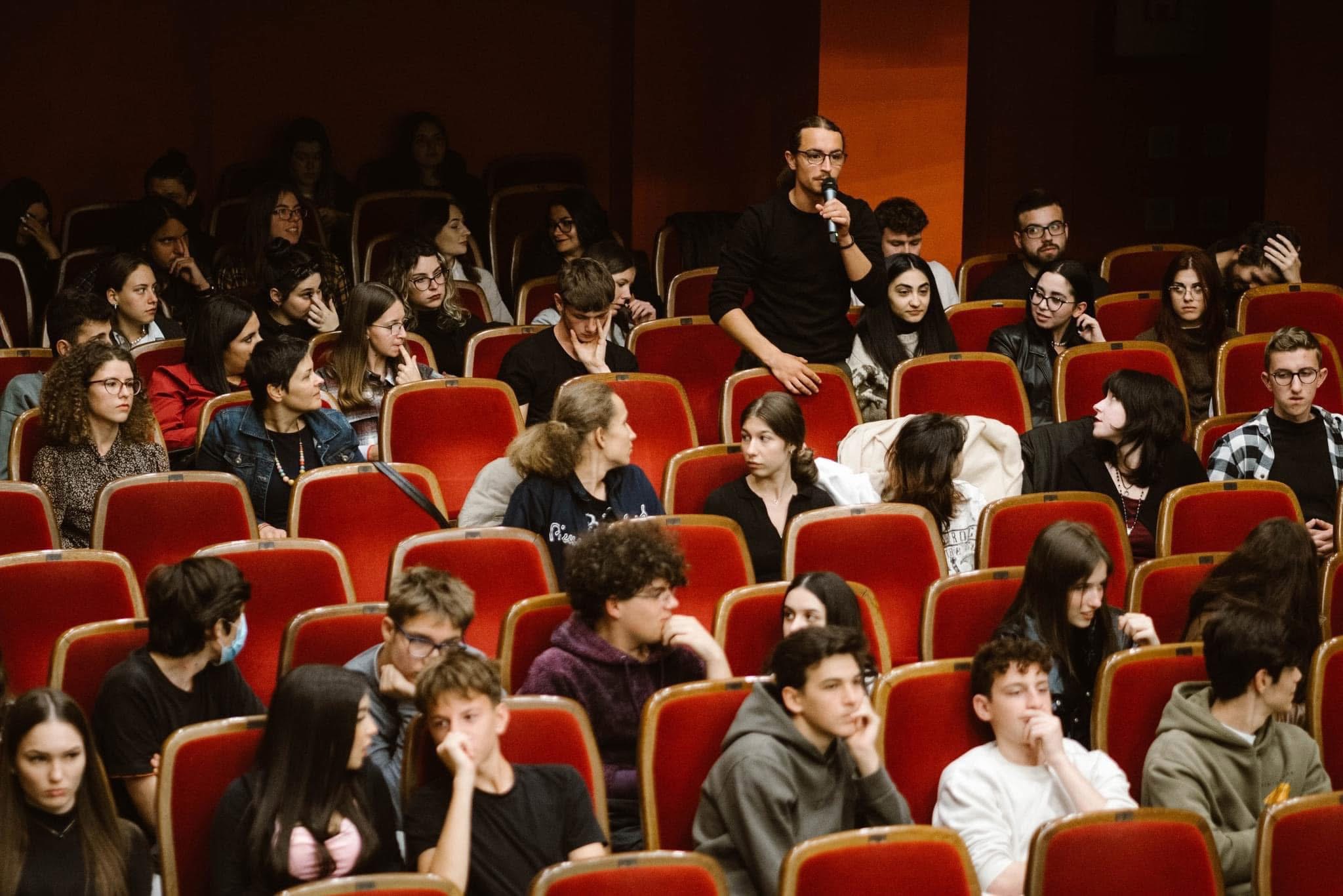 Vizual pentru documentare românești dialog pe Top10stiri.ro