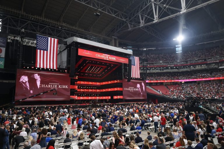 Foto reprezentând funeraliile charlie kirk - Știri România