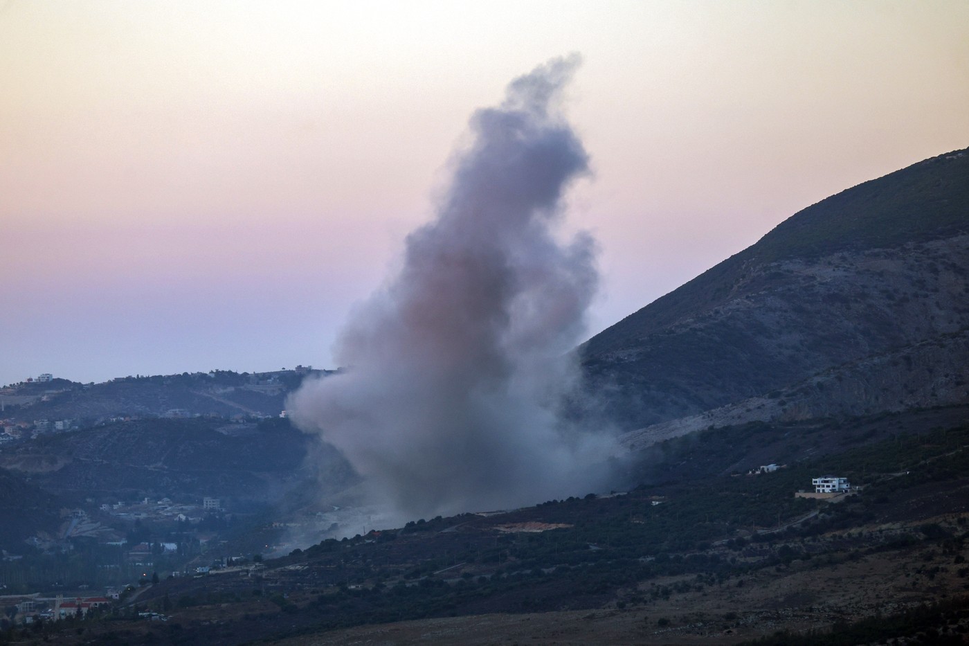 Foto reprezentând mișcarea hezbollah atacată - Știri România