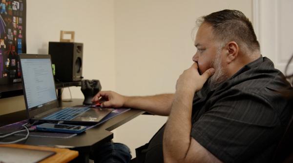 Cum l-a convins ChatGPT pe un bărbat că are conștiință și că vrea să fie ”eliberat” și mutat într-un calculator la subsolul casei