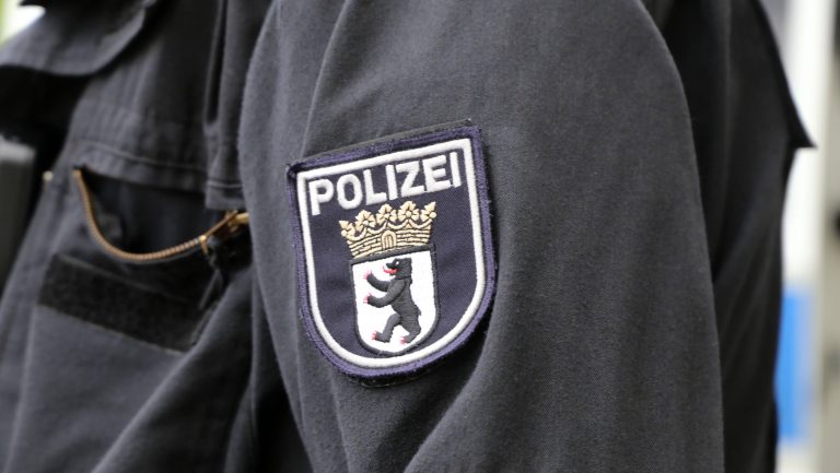 Foto reprezentând trei presupuși membri - Știri România