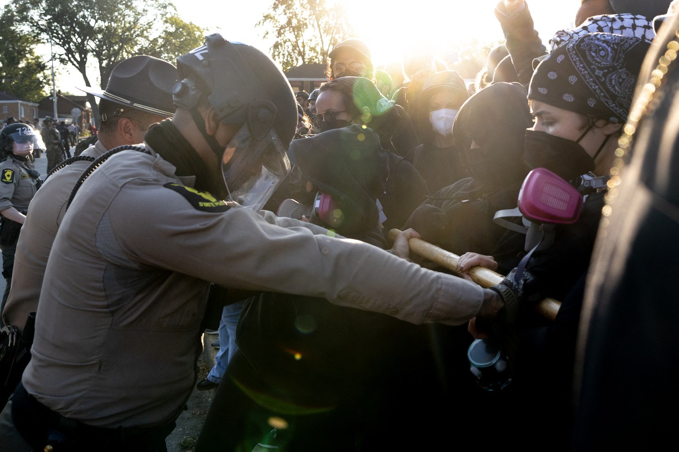 Foto reprezentând video ciocniri între - Știri România