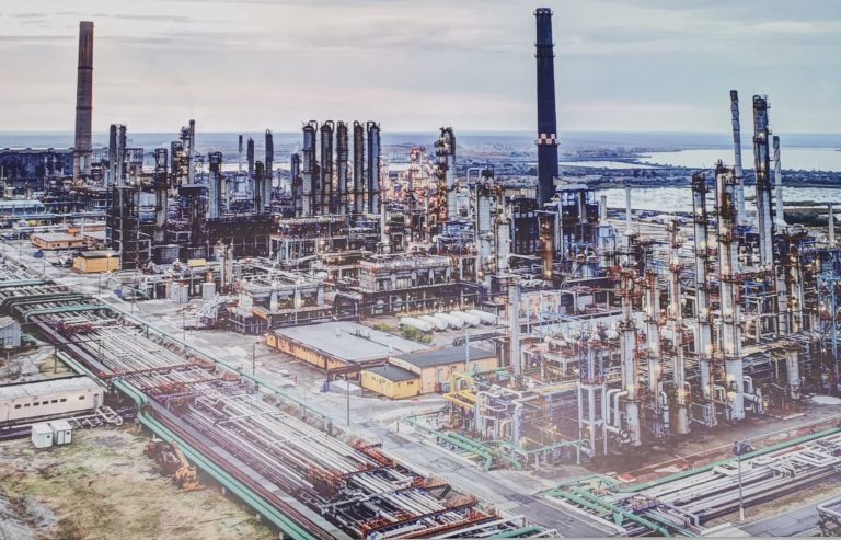 Foto reprezentând instalaţie rafinăria năvodari - Știri România