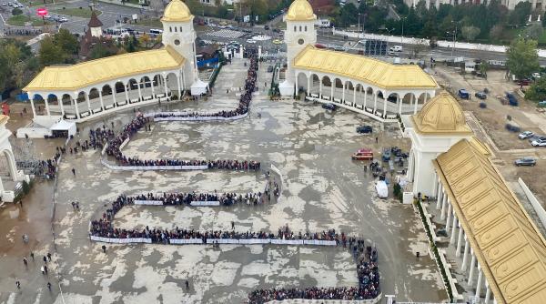 Vizual pentru coadă uriașă catedrala pe Top10stiri.ro