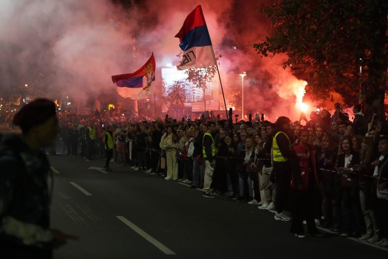 oameni toată serbia - Imagine ilustrativă