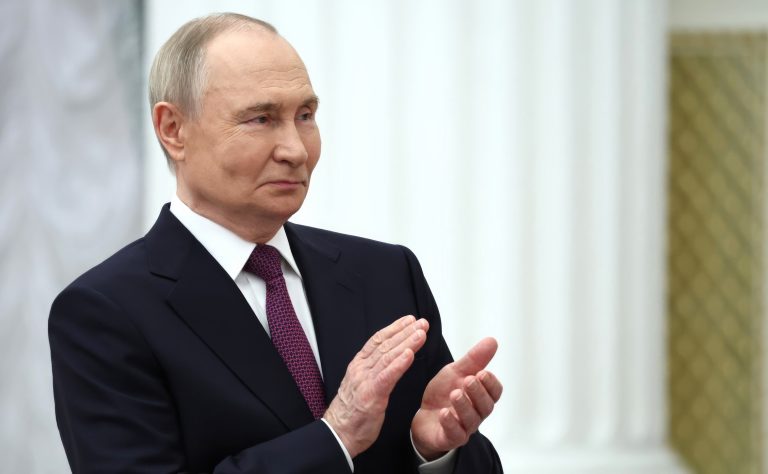 Foto reprezentând putin laudă armele - Știri România