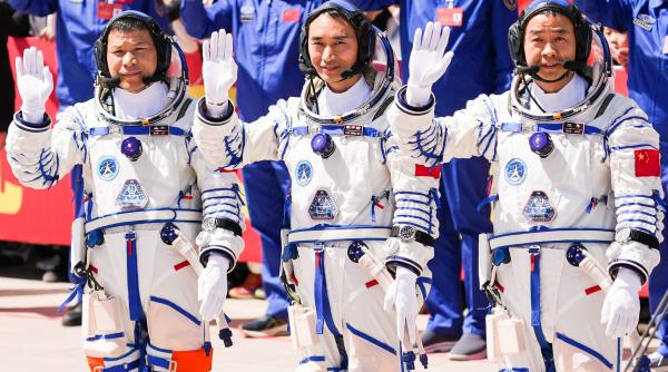 Vizual pentru trei astronauți chinezi pe Top10stiri.ro