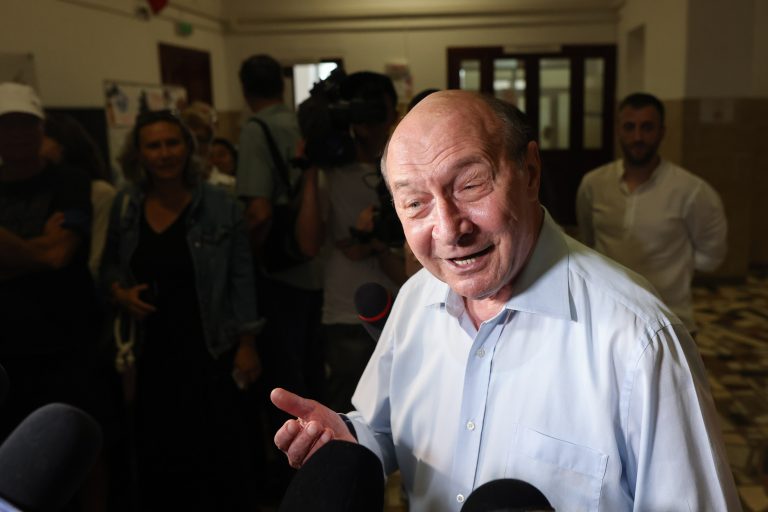 Foto reprezentând traian băsescu reducerea - Știri România