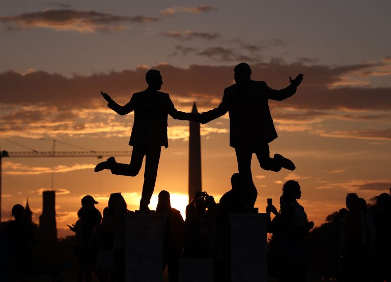 Vizual pentru apără casa albă pe Top10stiri.ro