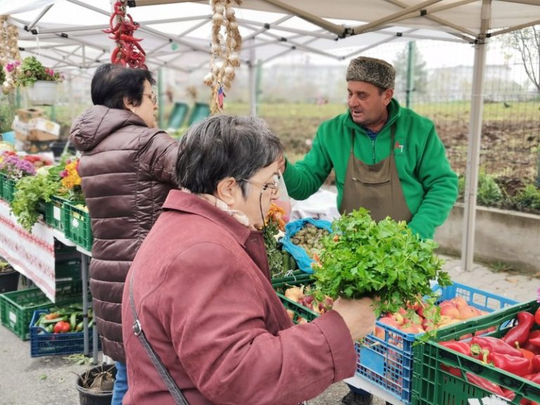 Foto reprezentând fermierul ieșit legume - Știri România