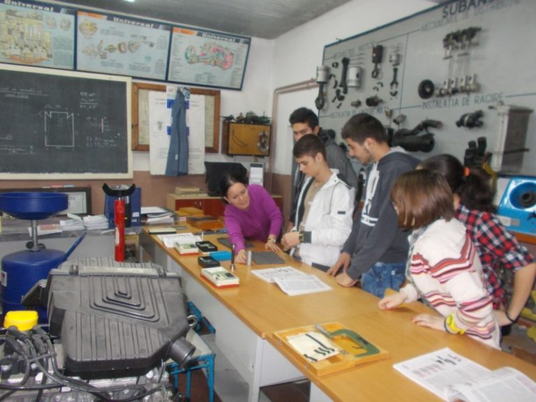 Foto reprezentând Învățământul tehnologic haine - Știri România