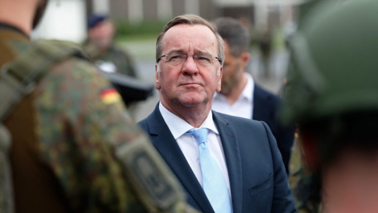 Foto reprezentând ministrul german apărării - Știri România