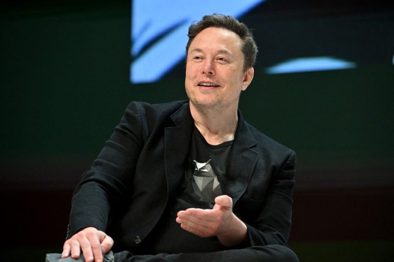 Foto reprezentând elon musk atacă - Știri România