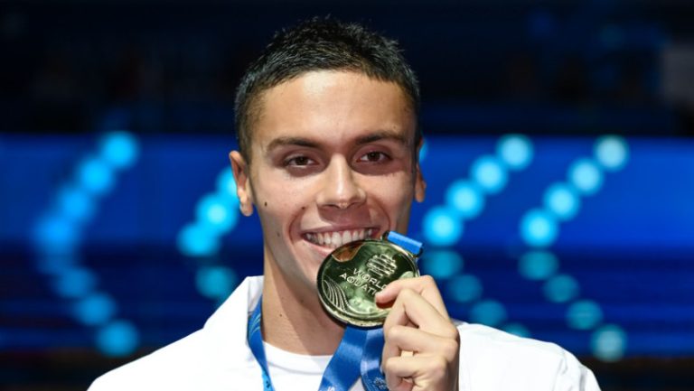 Foto reprezentând david popovici încasat - Știri România