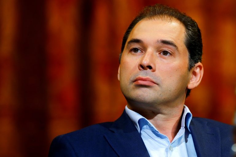 Imagine despre dirijor conduce concertul - Top10stiri.ro