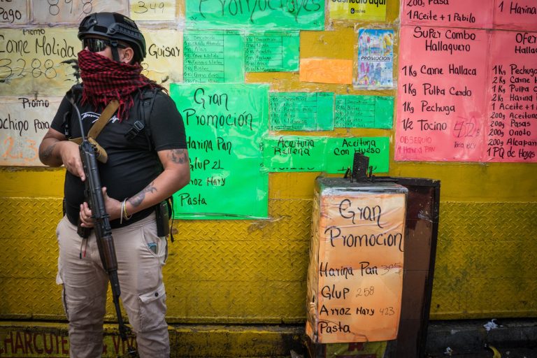 Vizual pentru înspăimântător civili înarmaţi pe Top10stiri.ro