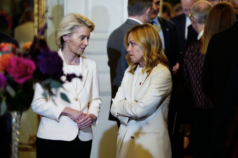 Foto reprezentând scenă politică atent - Știri România