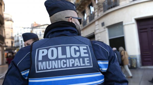 percheziții librărie specific - Imagine ilustrativă