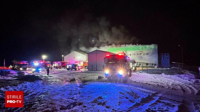 Foto reprezentând incendiu puternic fabrică - Știri România
