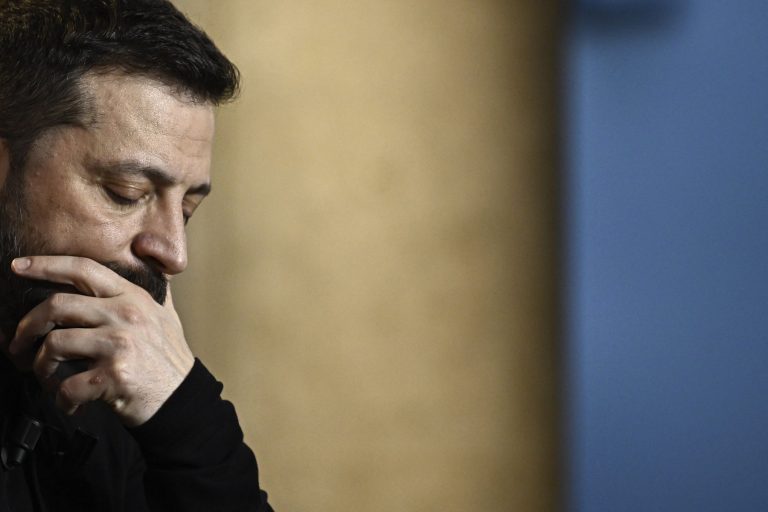 Foto reprezentând zelenski sceptic privire - Știri România