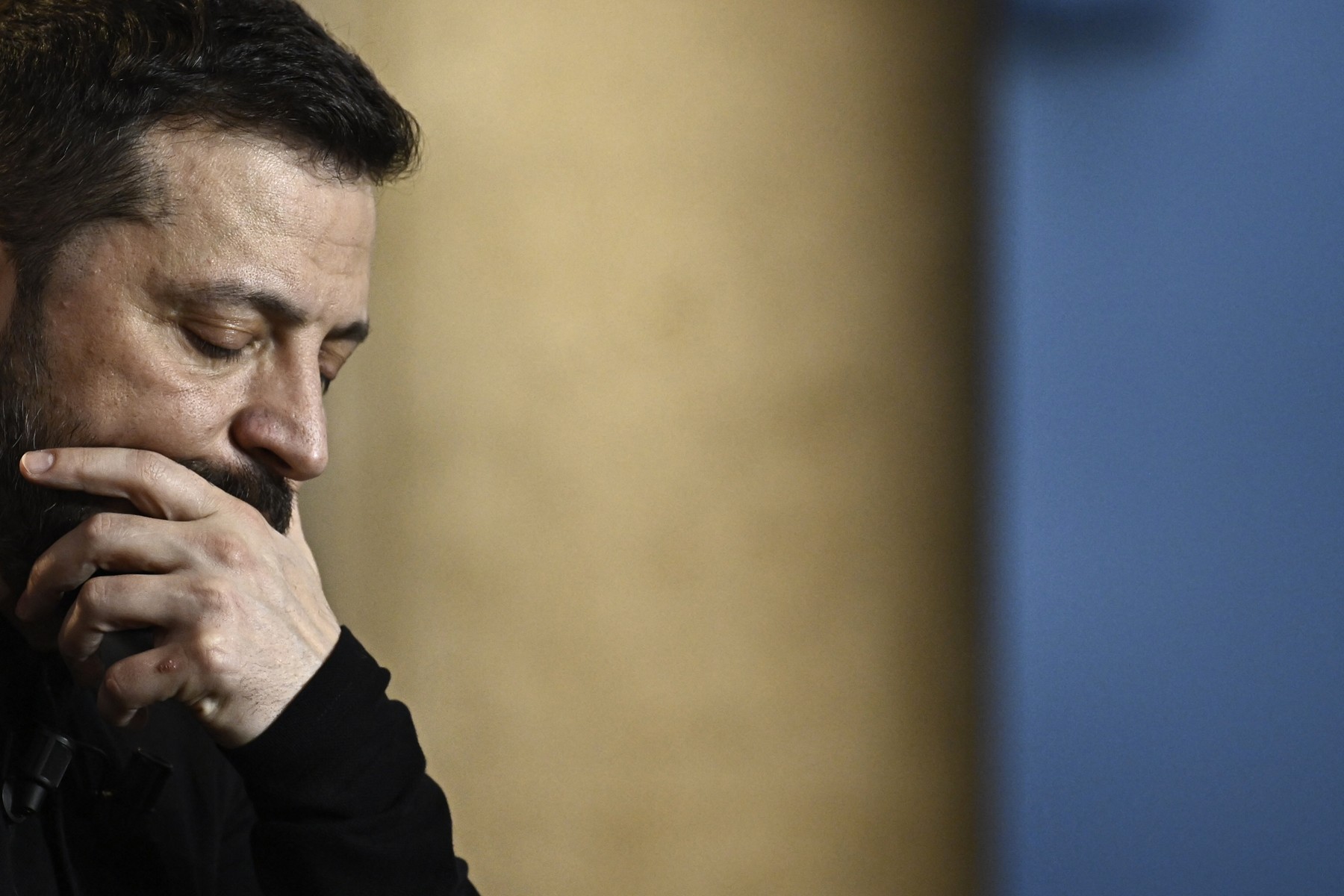 Foto reprezentând zelenski sceptic privire - Știri România