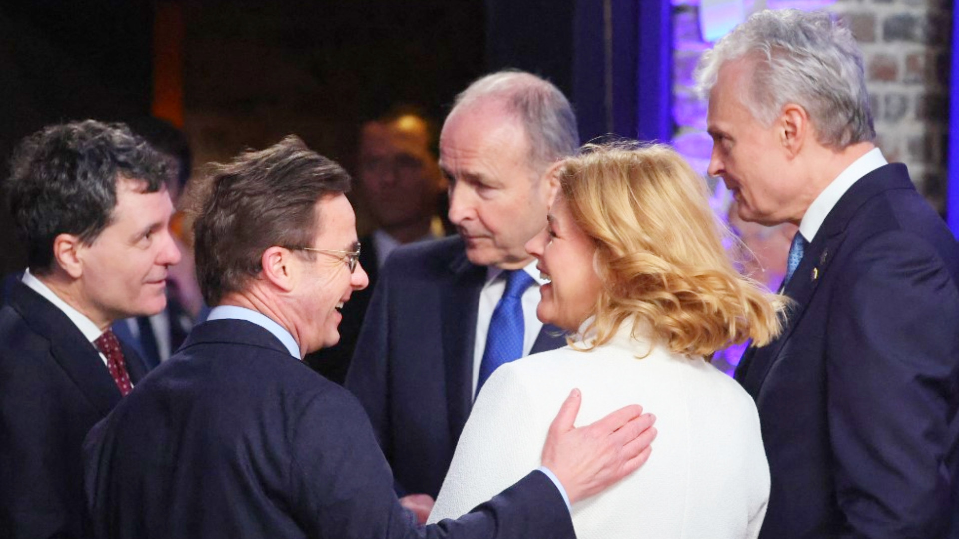 Foto reprezentând cine împarte nicușor - Știri România