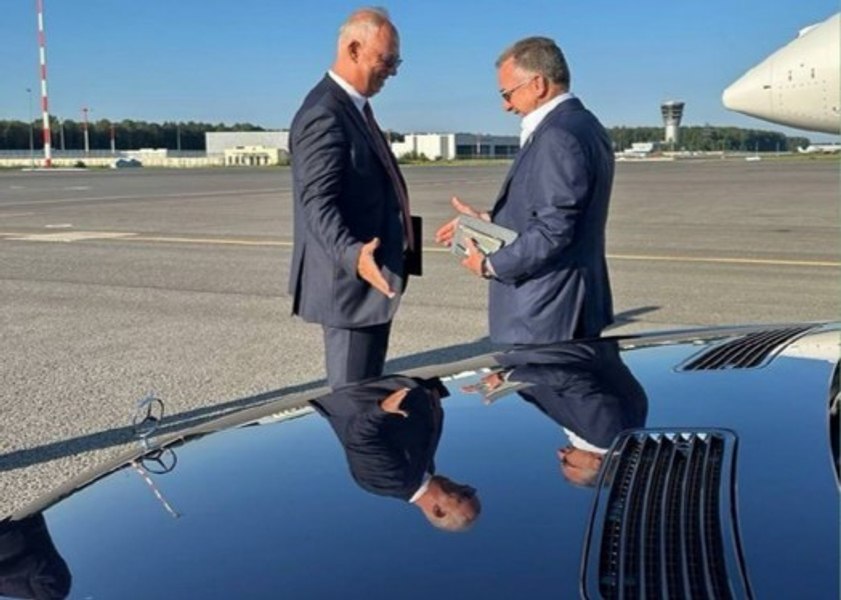 dolarii înlocuiesc diplomația - Imagine ilustrativă