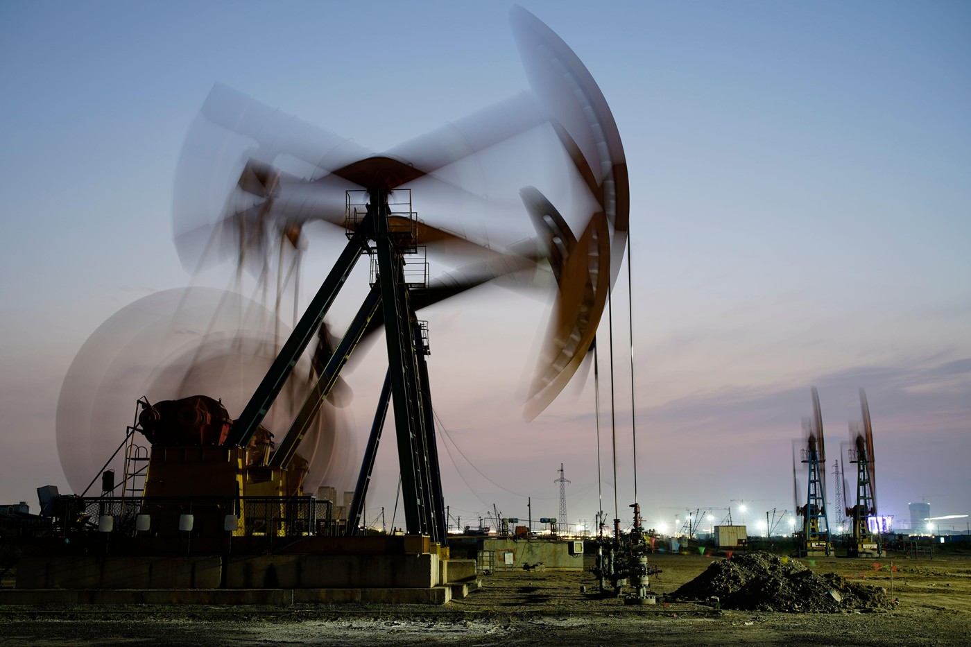 Prețul petrolului a depășit 100 de dolari pe baril, pentru prima dată în ultimii patru ani