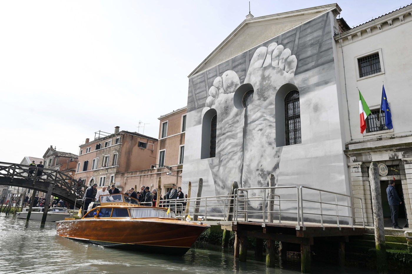 Vizual pentru ameninţă sancţiuni bienala pe Top10stiri.ro