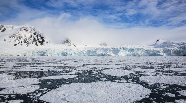 Foto reprezentând topirea banchizei arctice - Știri România